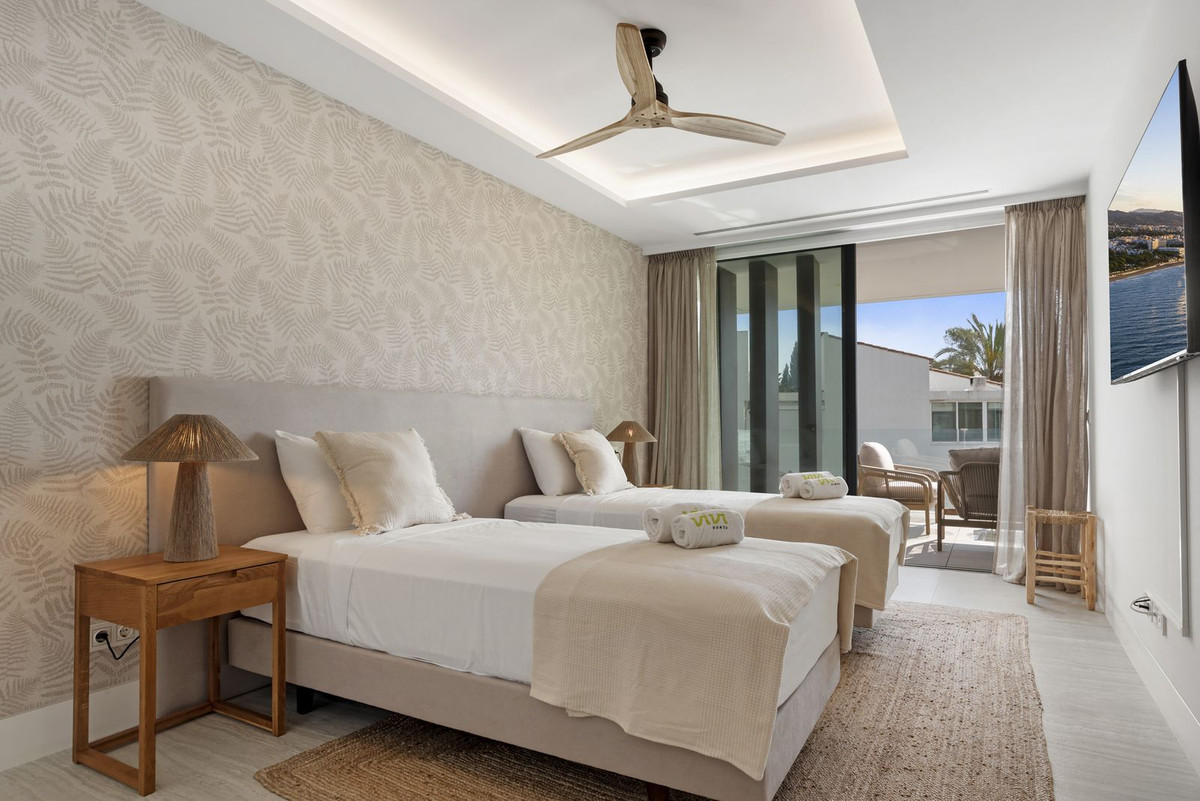 2 Bedroom Apartment in Estepona - Photo 16