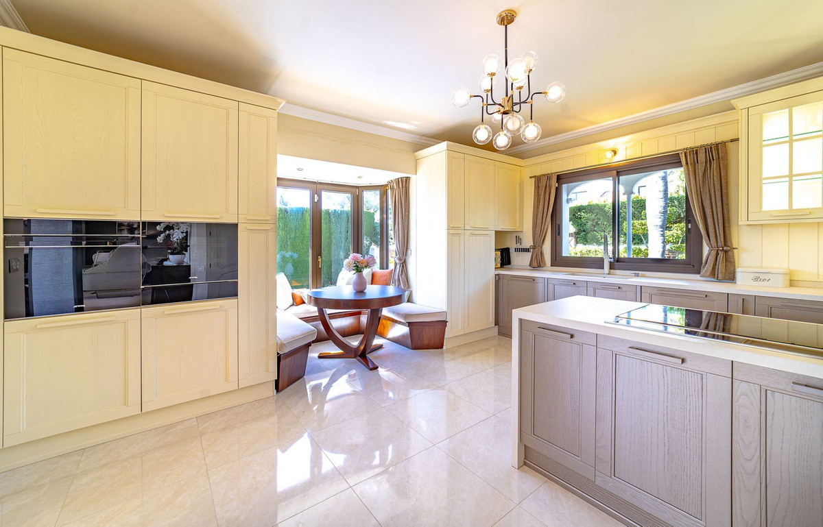 4 Bedroom Villa in Estepona - Photo 15