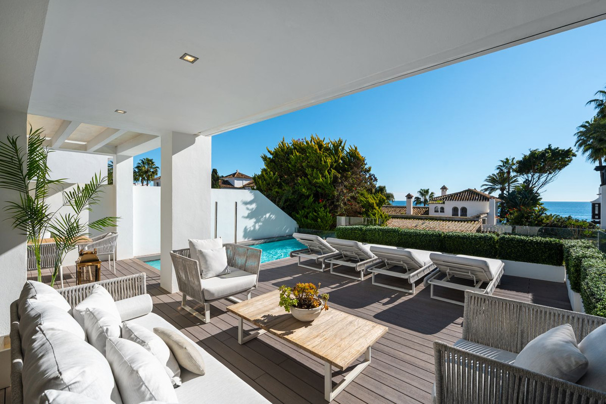 4 Bedroom Villa in Marbella - Photo 2