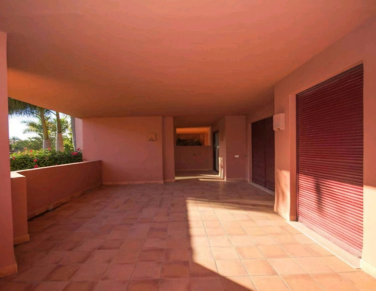 4 Bedroom Apartment in Estepona - Photo 10