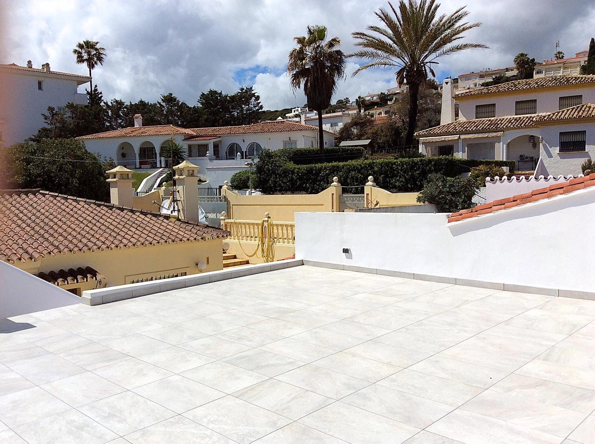 4 Bedroom Villa in Estepona - Photo 6