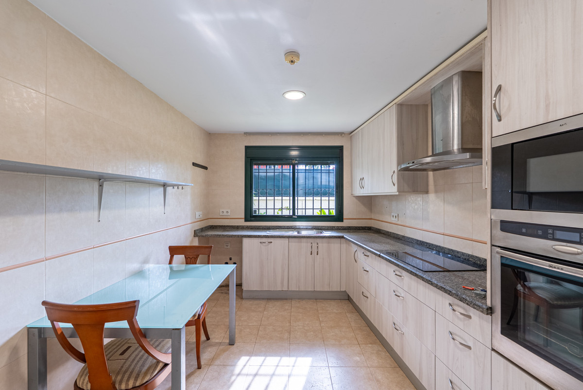 4 Bedroom Townhouse in Estepona - Photo 13