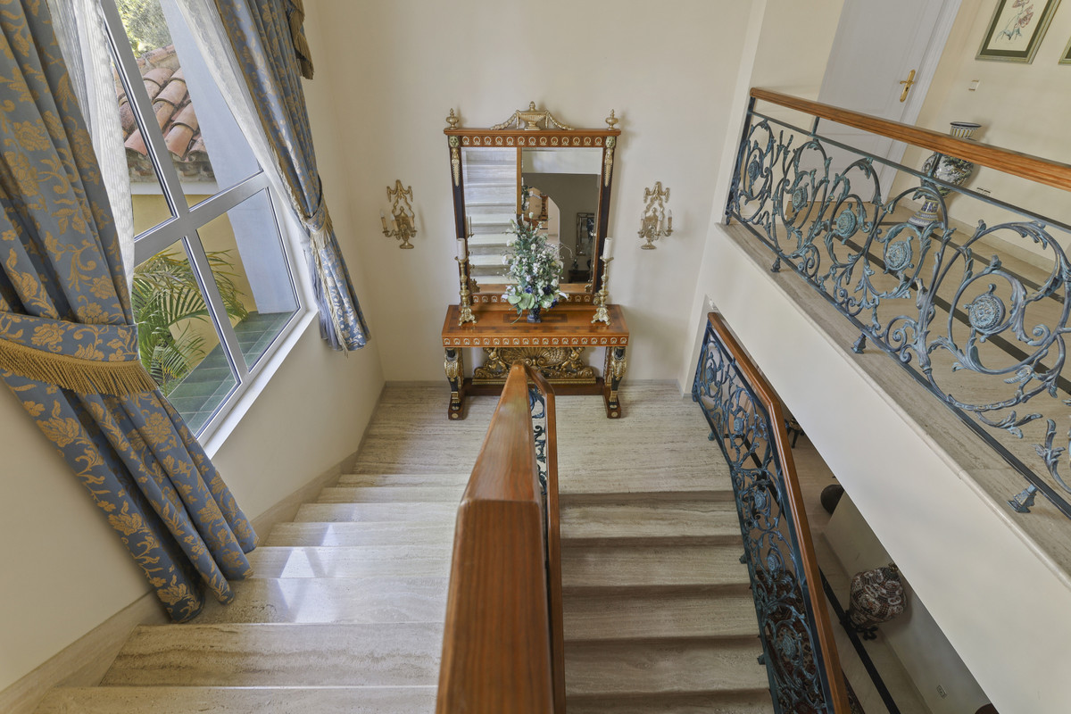 5 Bedroom Villa in Estepona - Photo 10