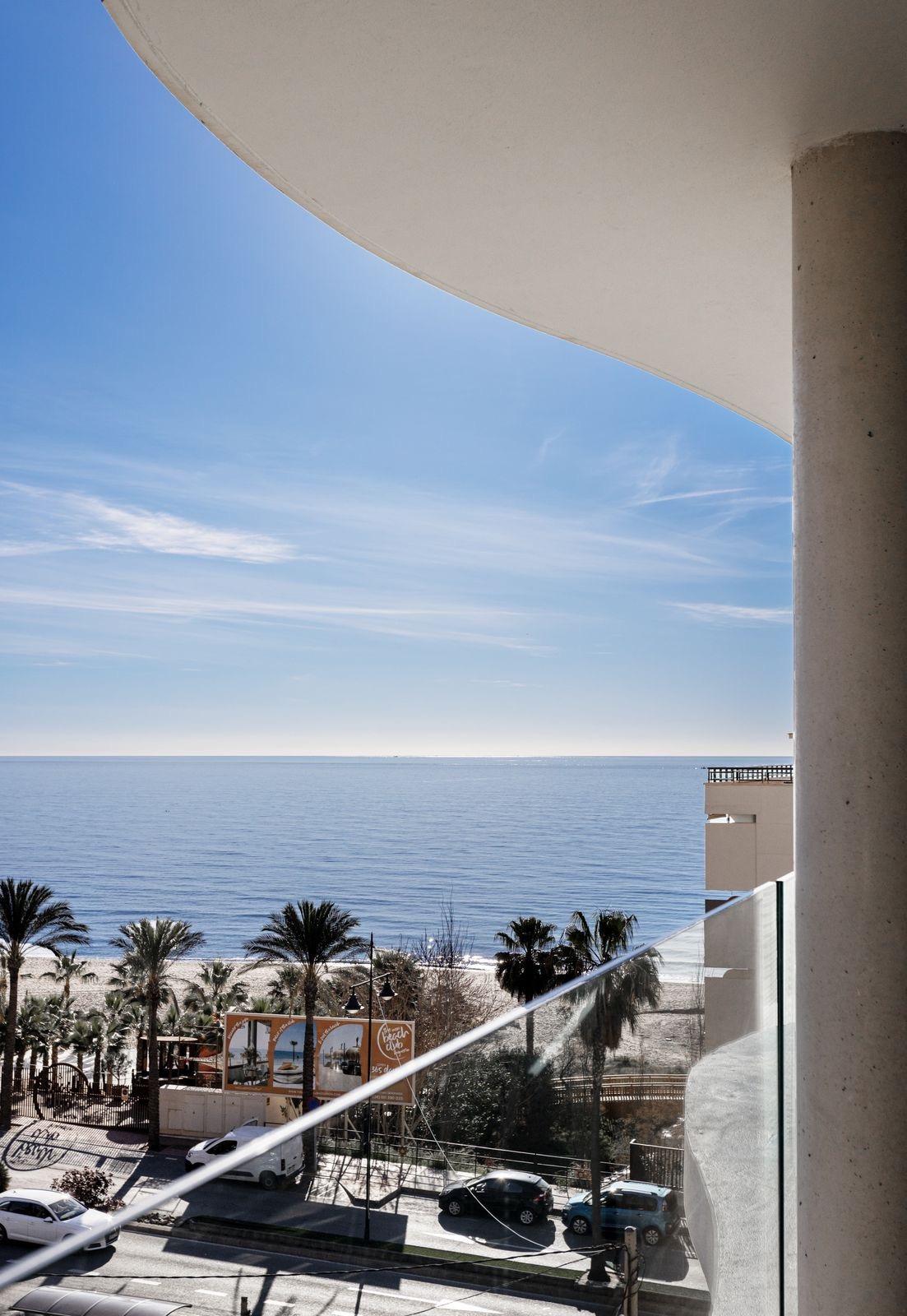 2 Bedroom Apartment in Fuengirola - Photo 2