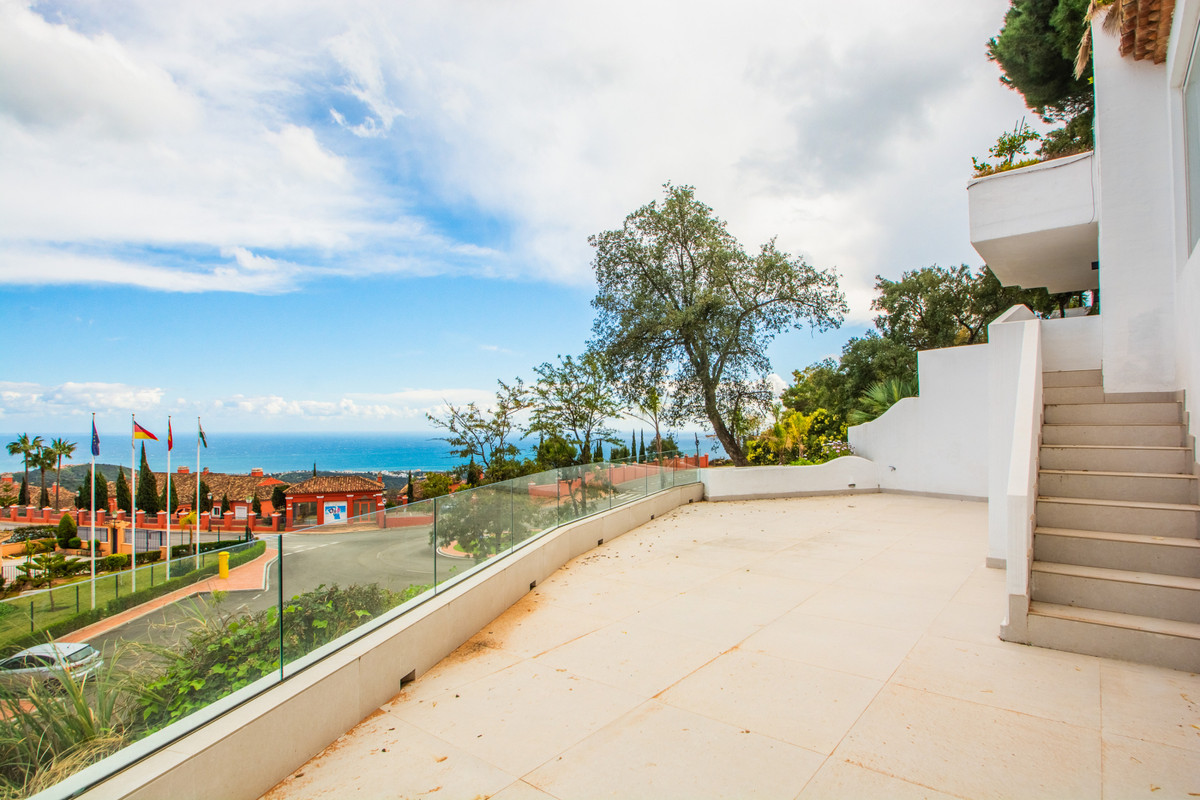 3 Bedroom Apartment in Marbella - Photo 2