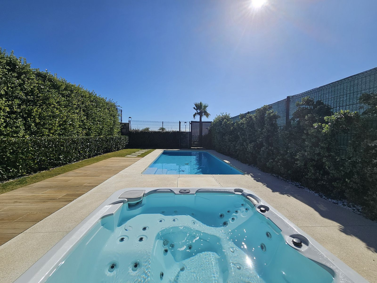 4 Bedroom Townhouse in Estepona - Photo 20