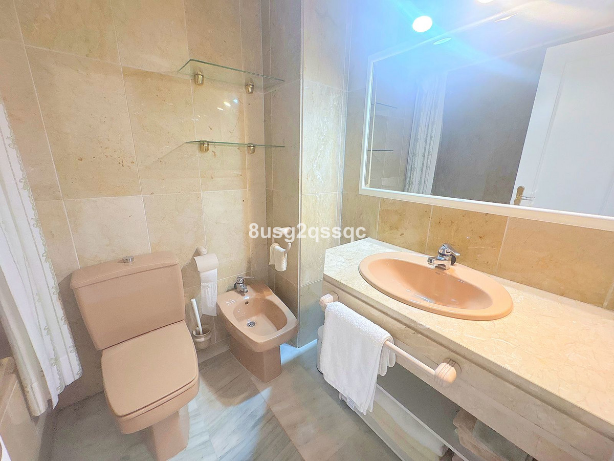 3 Bedroom Apartment in Estepona - Photo 12