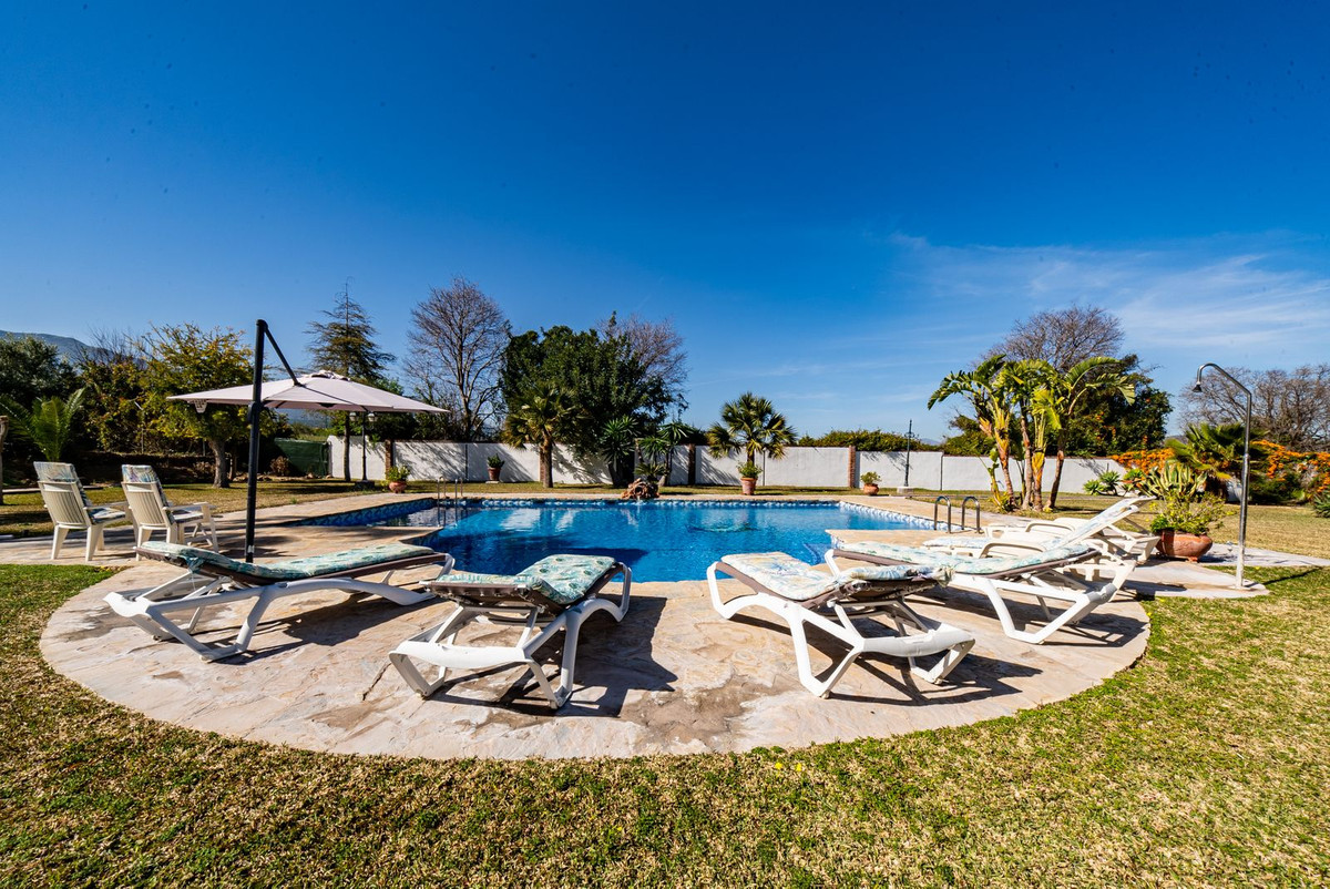 5 Bedroom Villa in Alhaurín de la Torre - Photo 2