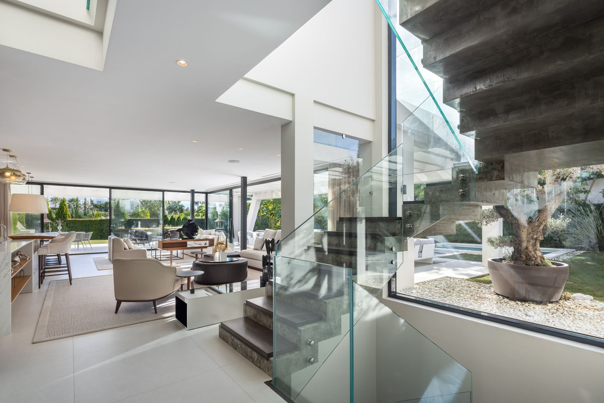 6 Bedroom Villa in Marbella - Photo 9