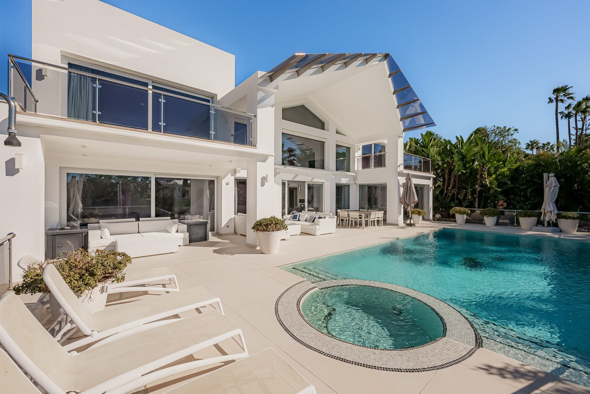 5 Bedroom Villa in Marbella - Photo 2
