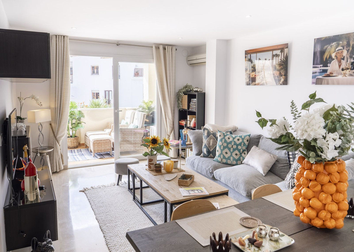 2 Bedroom Apartment in Estepona - Photo 6
