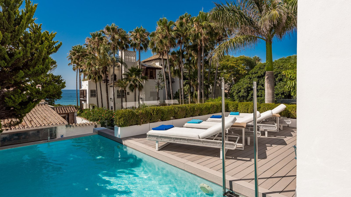 4 Bedroom Villa in Marbella - Photo 2