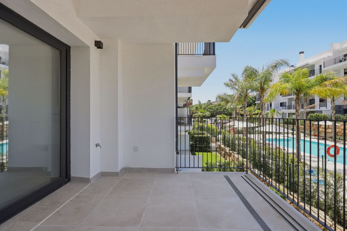 3 Bedroom Apartment in Estepona - Photo 11