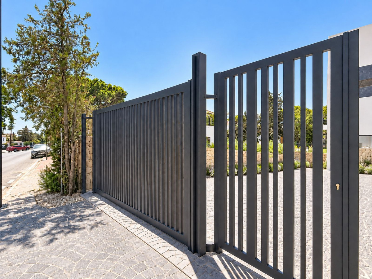 4 Bedroom Villa in Marbella - Photo 25