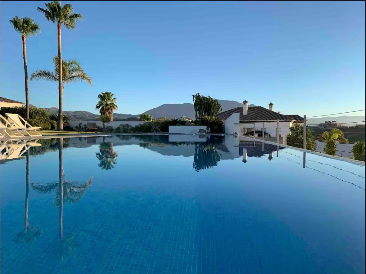 6 Bedroom Villa in Manilva - Photo 3