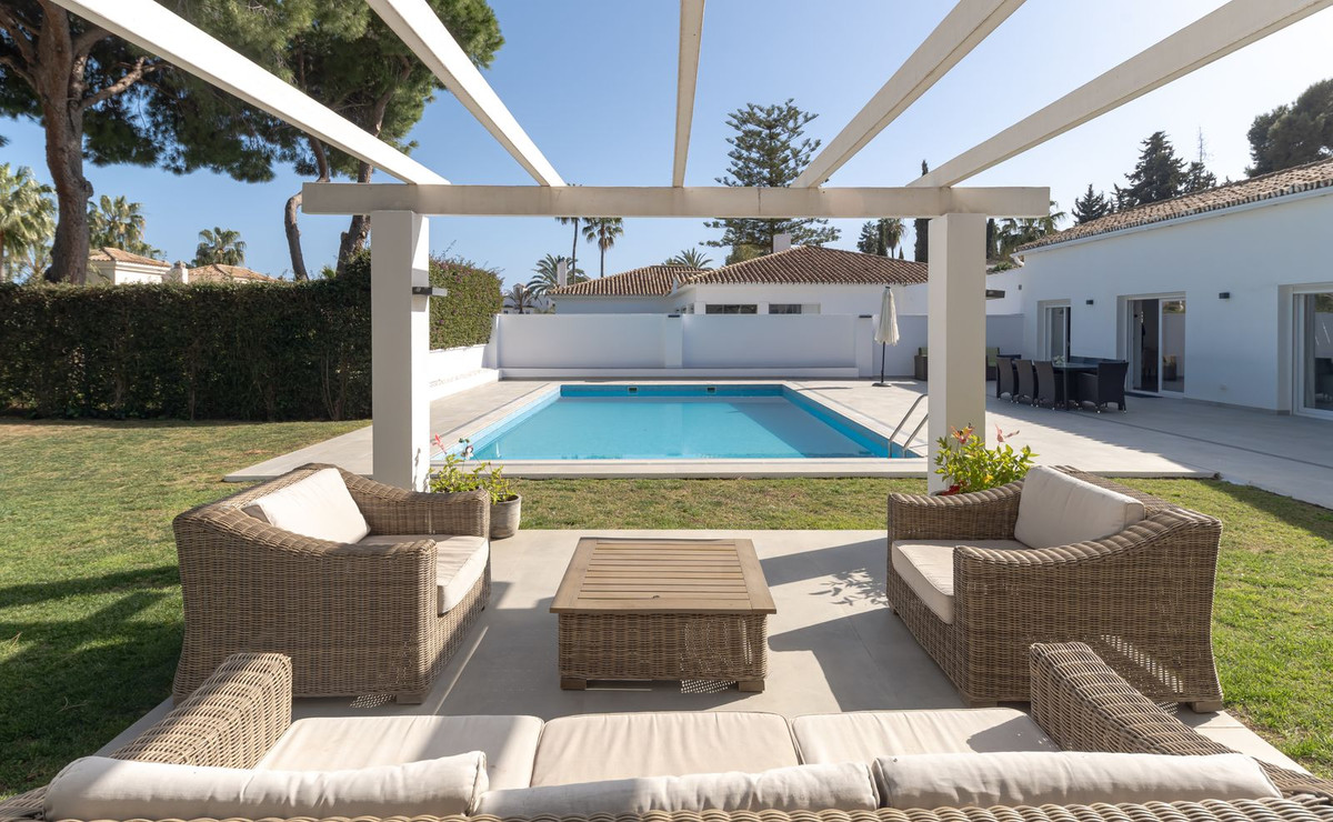 6 Bedroom Villa in Estepona - Photo 42