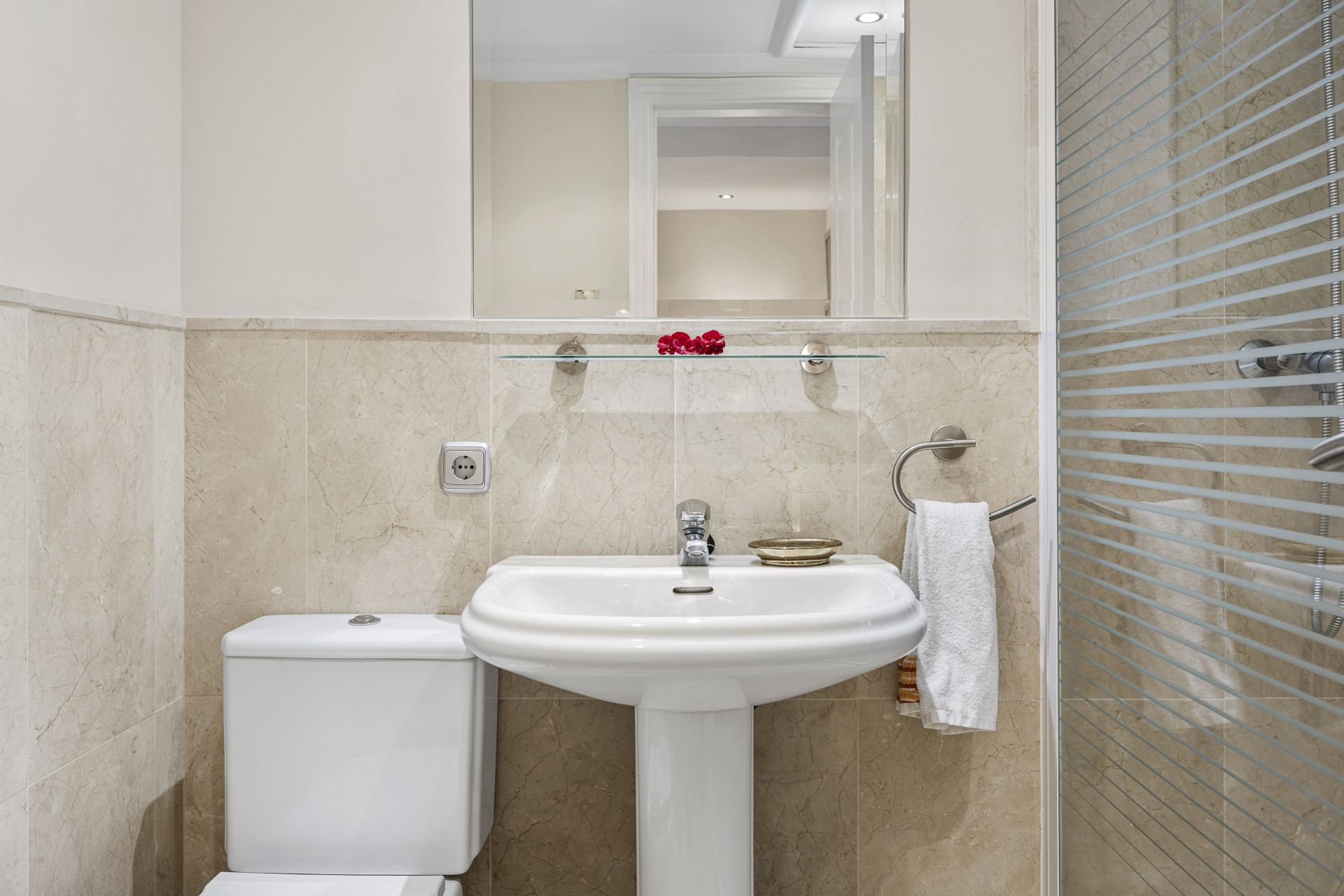 2 Bedroom Apartment in Estepona - Photo 18