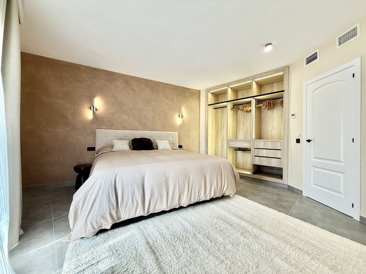 1 Bedroom Apartment in Marbella - Photo 11