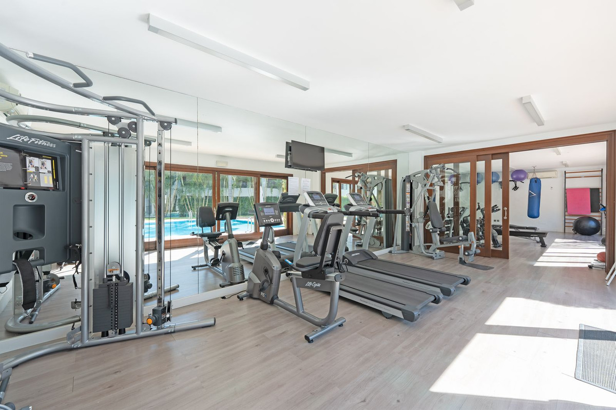 2 Bedroom Apartment in Estepona - Photo 22