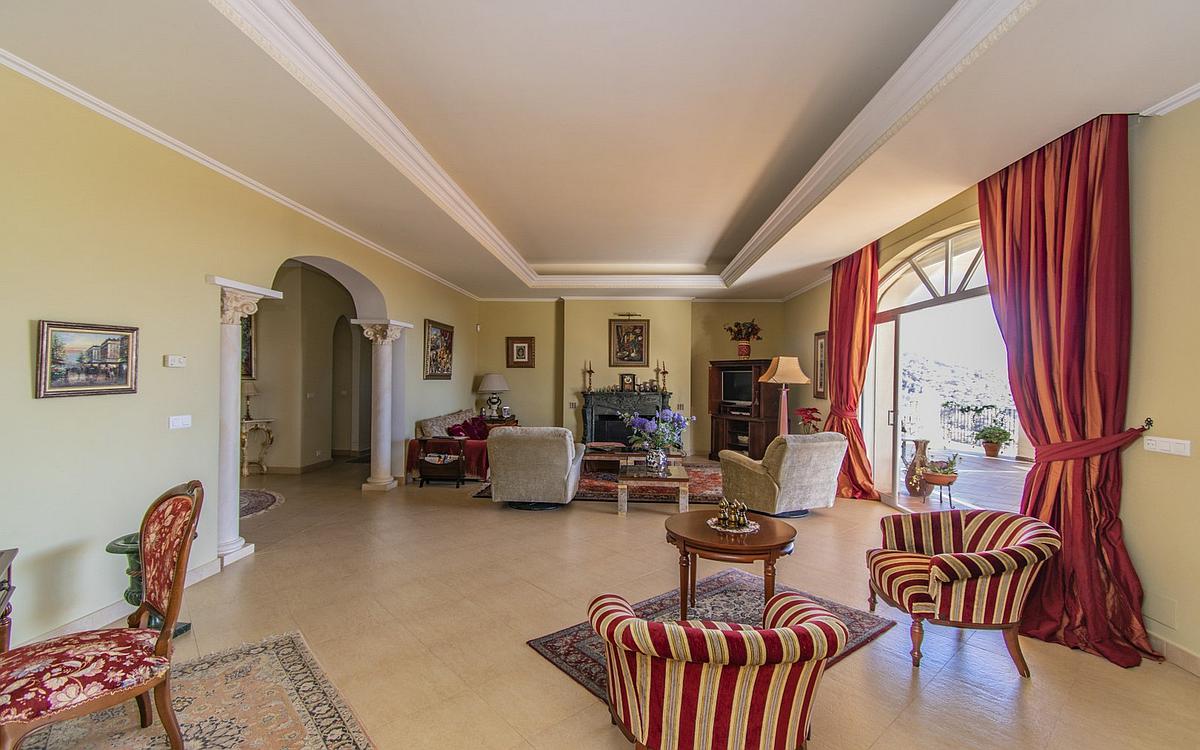 7 Bedroom Villa in Estepona - Photo 5