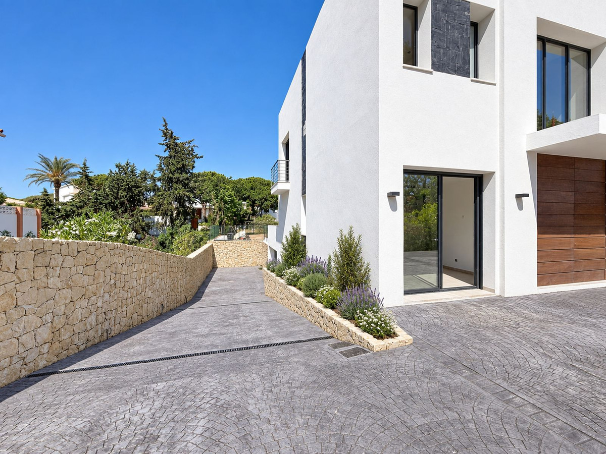 4 Bedroom Villa in Marbella - Photo 3
