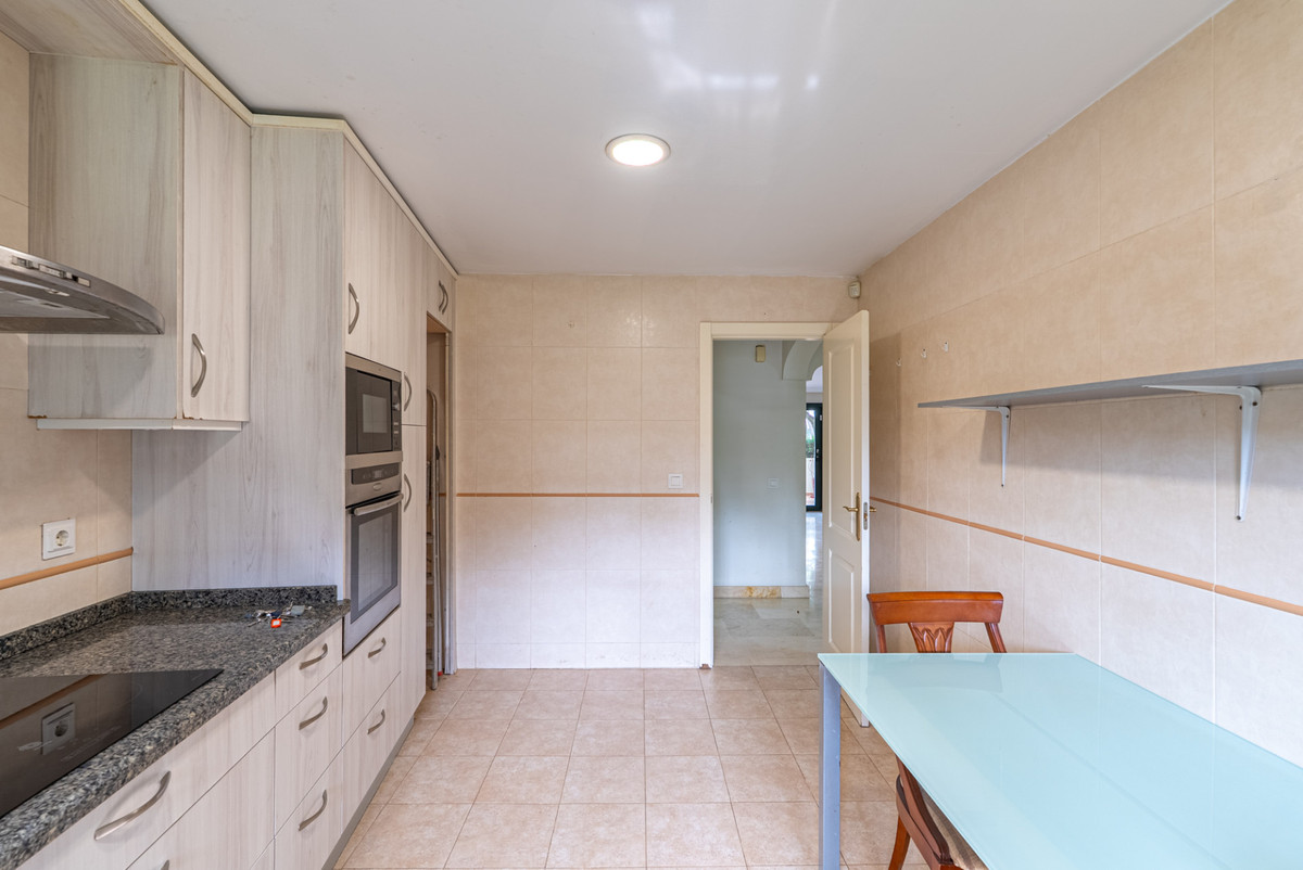 4 Bedroom Townhouse in Estepona - Photo 12