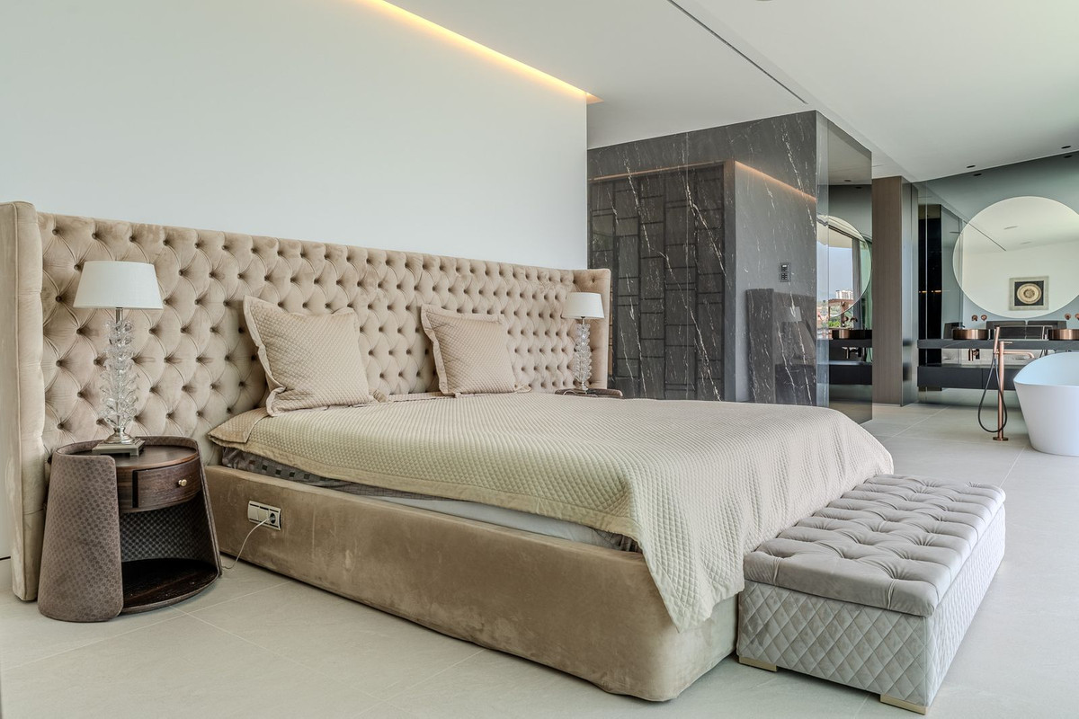 4 Bedroom Villa in Marbella - Photo 28