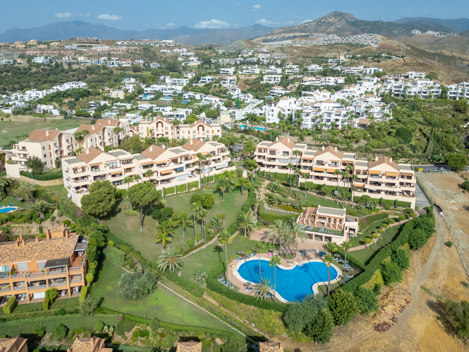 2 Bedroom Penthouse in Benahavís - Photo 33