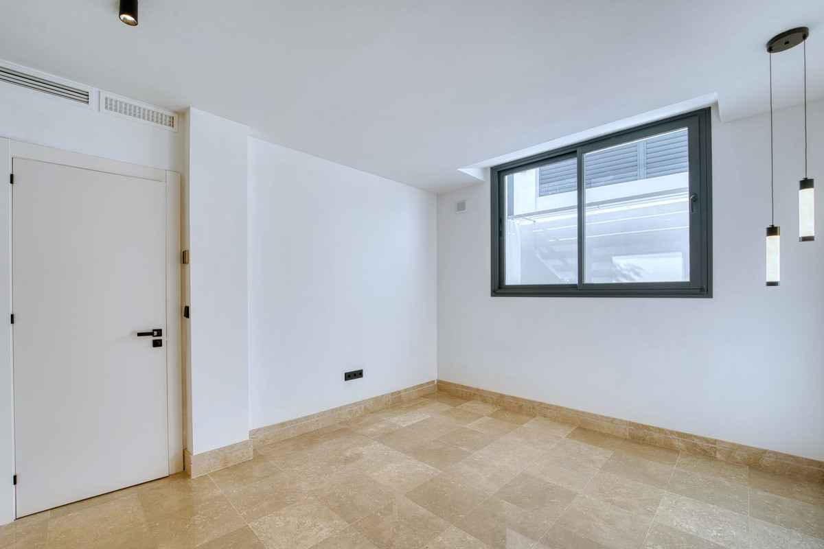 5 Bedroom Villa in Marbella - Photo 22