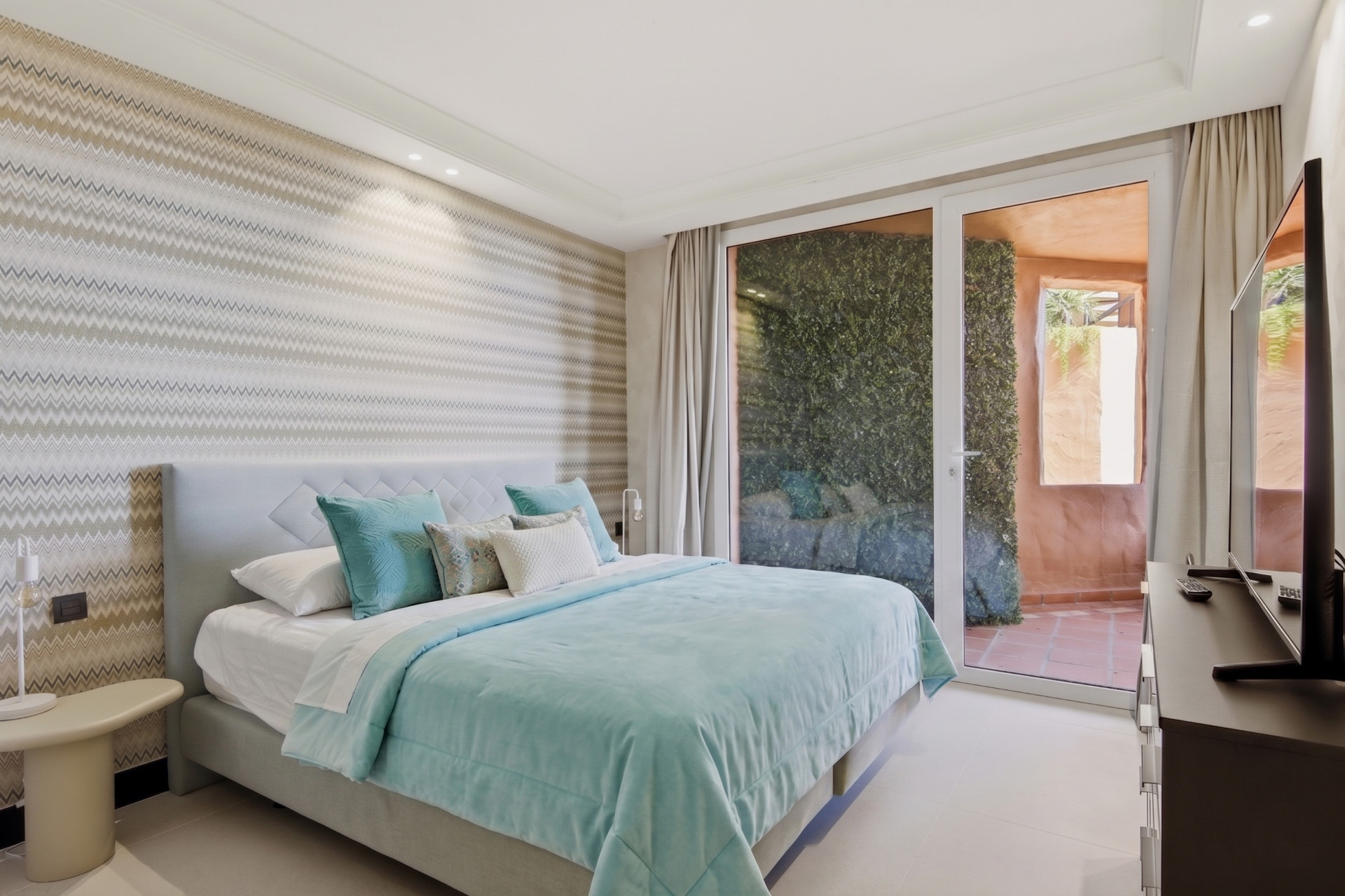 2 Bedroom Apartment in Estepona - Photo 8