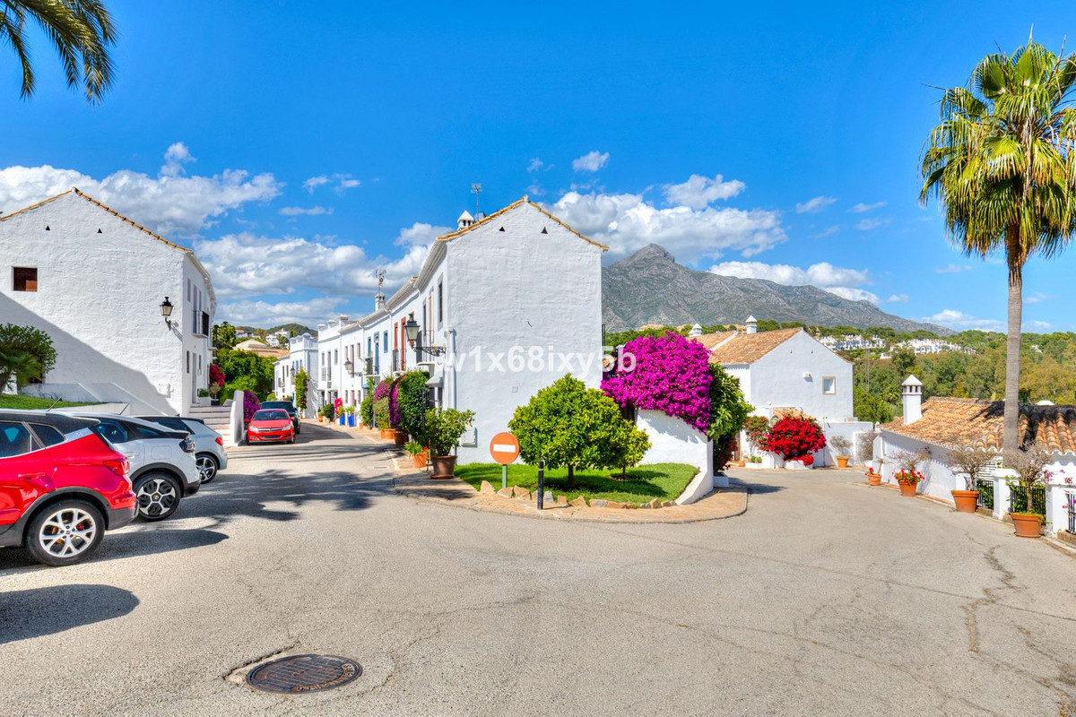 2 Bedroom Townhouse in Marbella - Photo 3