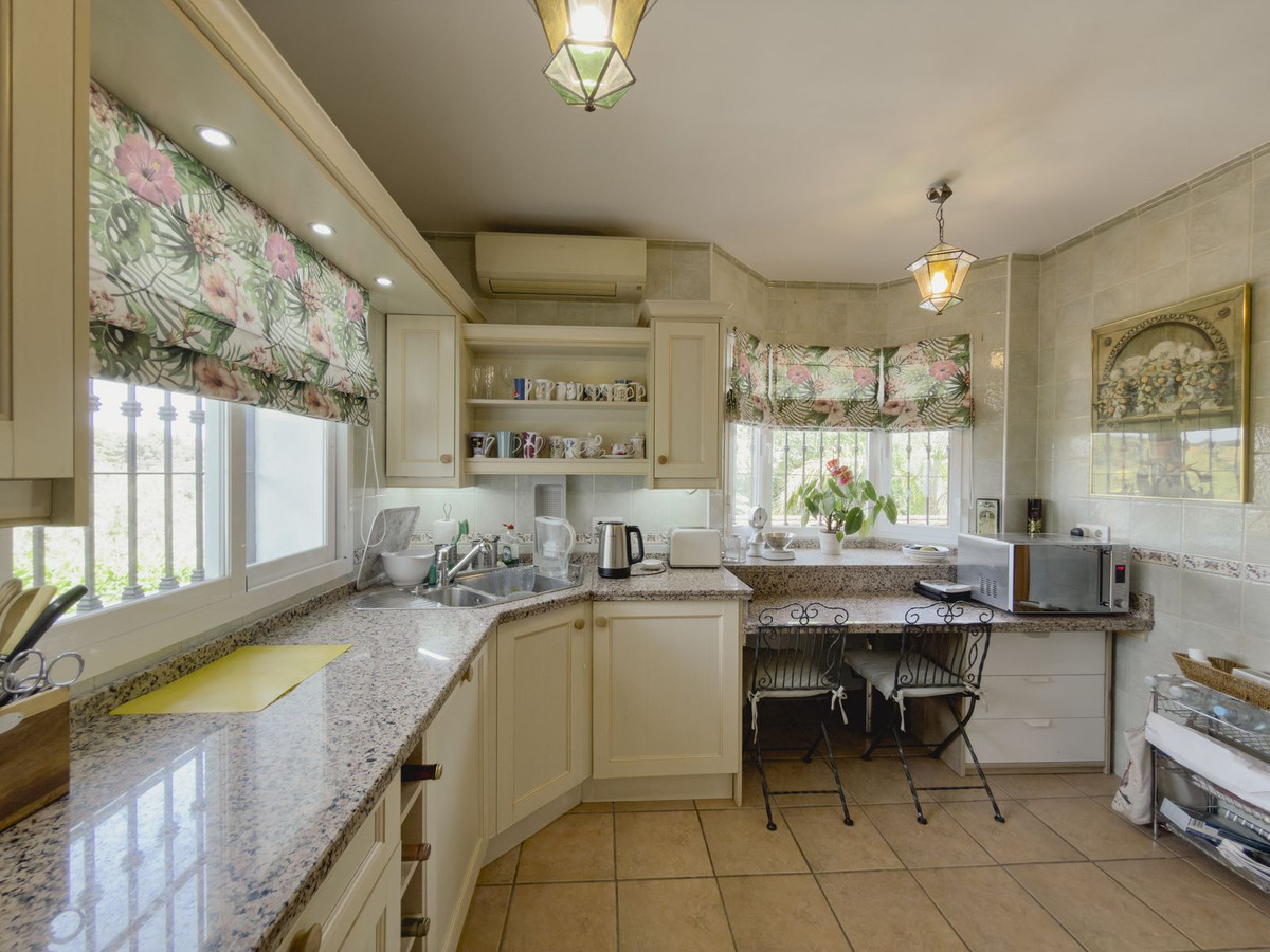 4 Bedroom Villa in Coín - Photo 7