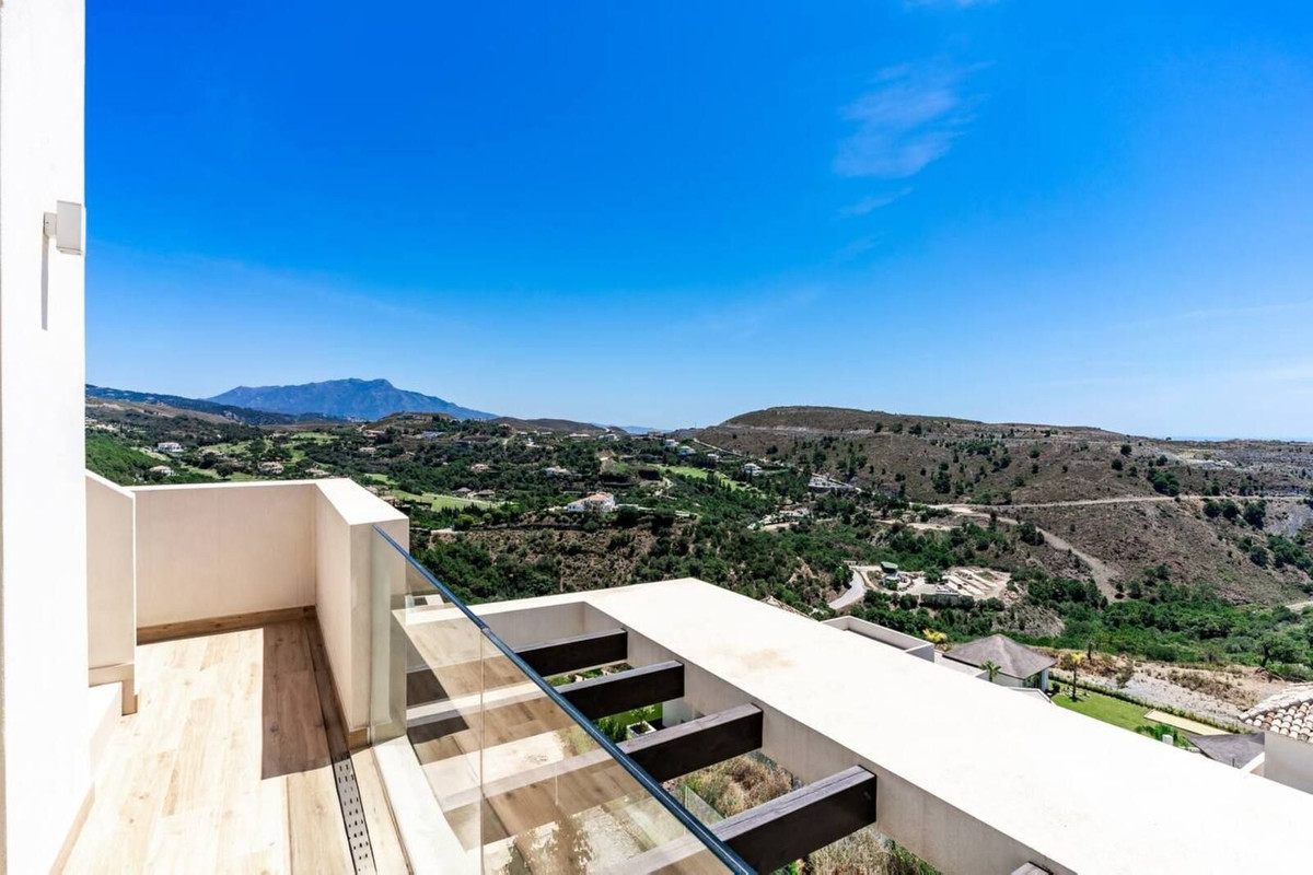 4 Bedroom Penthouse in Benahavís - Photo 22