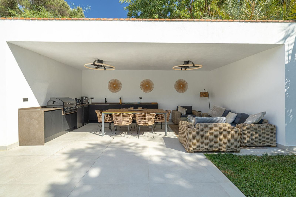 5 Bedroom Villa in Estepona - Photo 24
