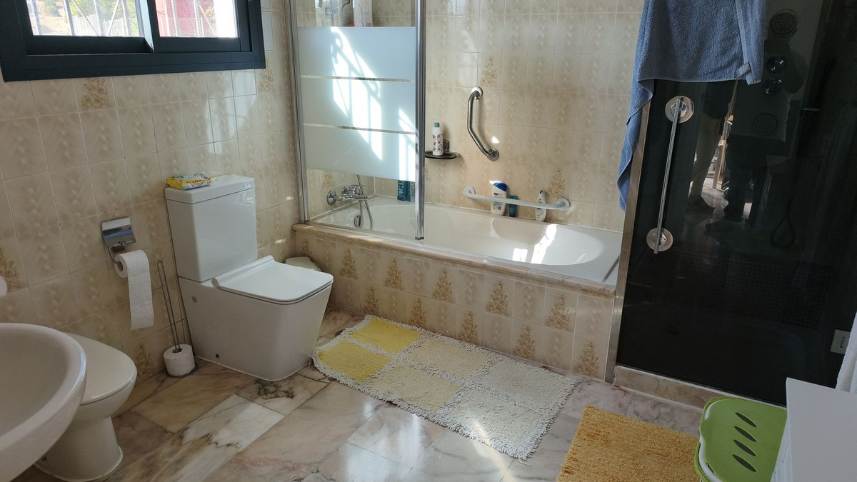 6 Bedroom Villa in Mijas - Photo 14