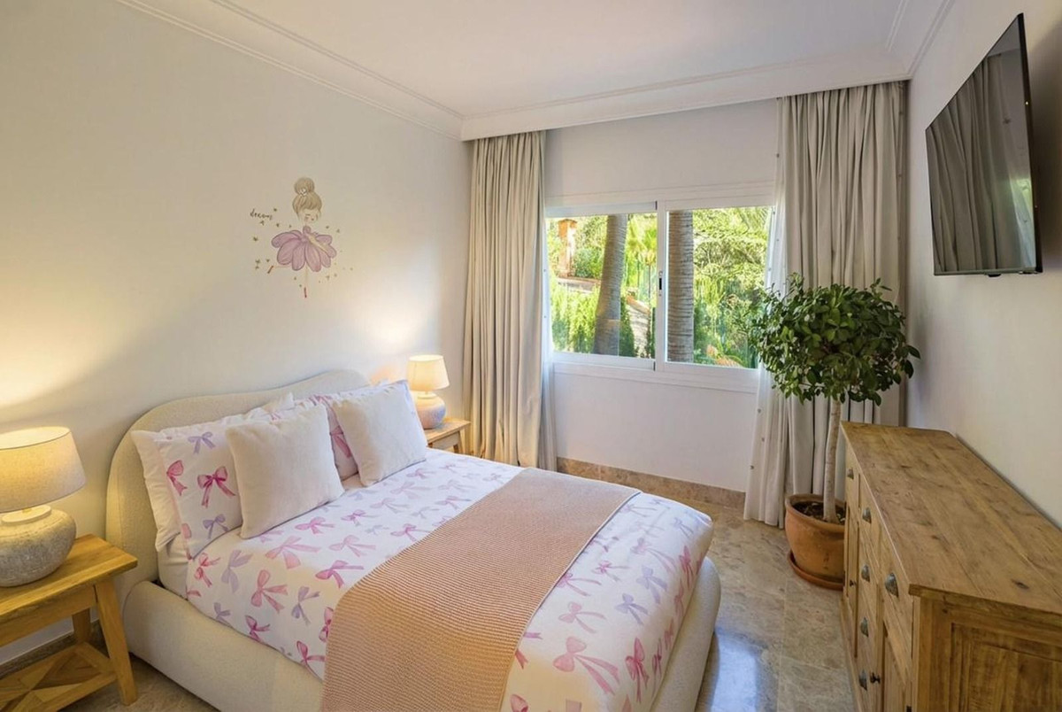 4 Bedroom Apartment in Marbella - Photo 12