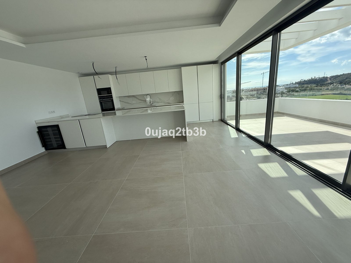 3 Bedroom Penthouse in Estepona - Photo 4