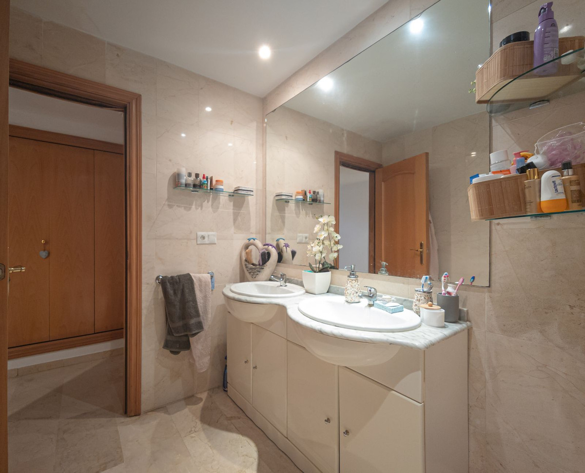 2 Bedroom Apartment in San Pedro de Alcántara - Photo 29