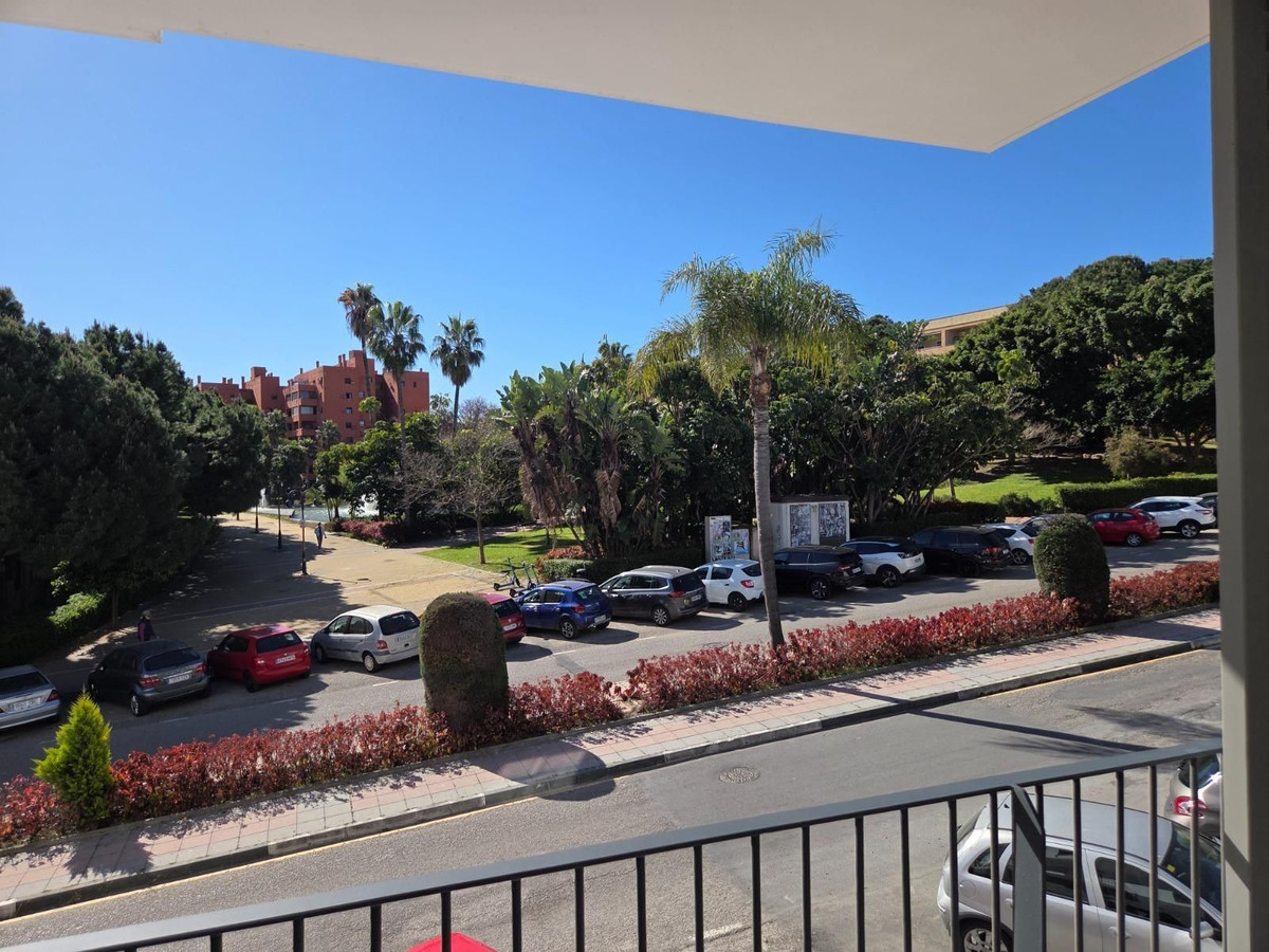 3 Bedroom Apartment in Estepona - Photo 7