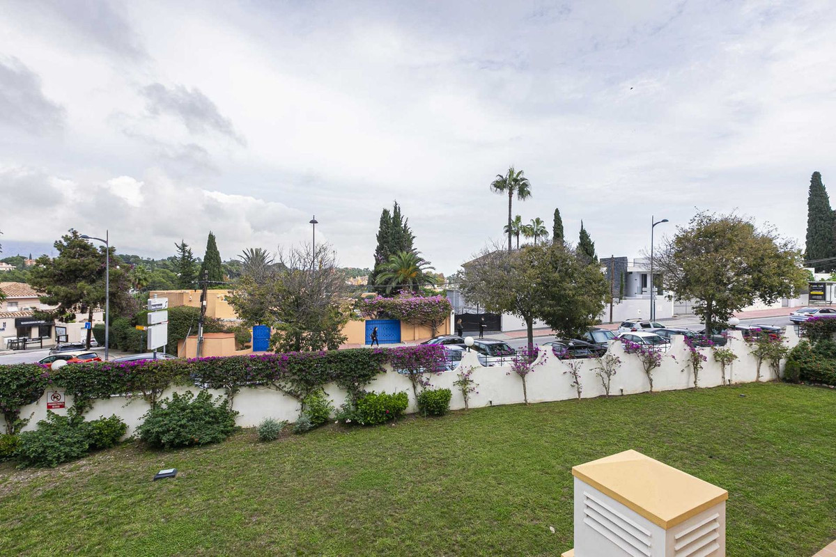 2 Bedroom Apartment in Marbella - Photo 23
