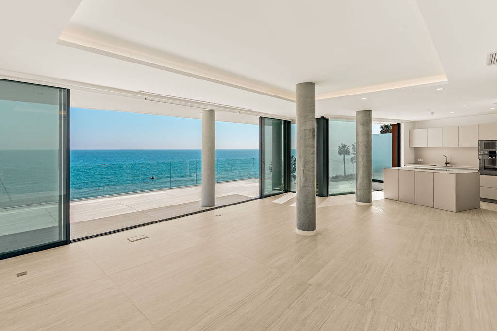 4 Bedroom Penthouse in Estepona - Photo 5