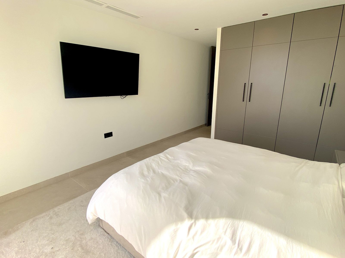 4 Bedroom Townhouse in Benahavís - Photo 23