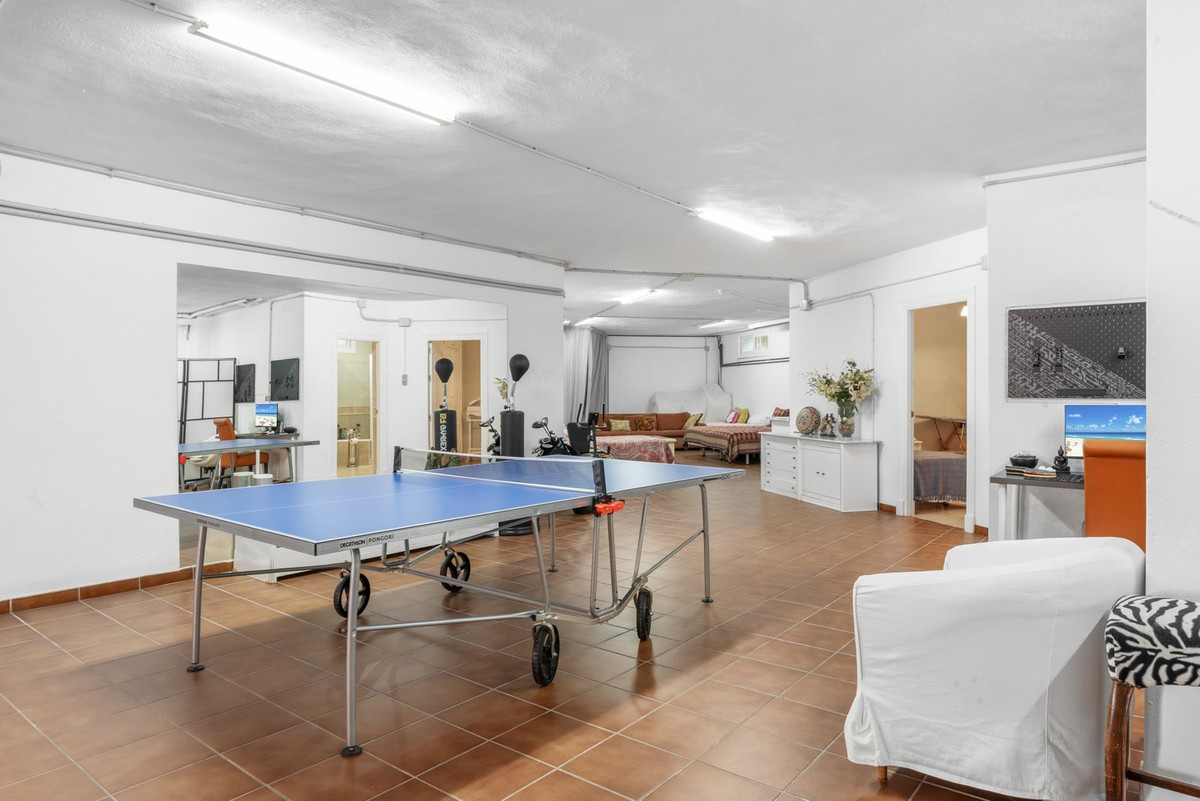 6 Bedroom Villa in Estepona - Photo 39