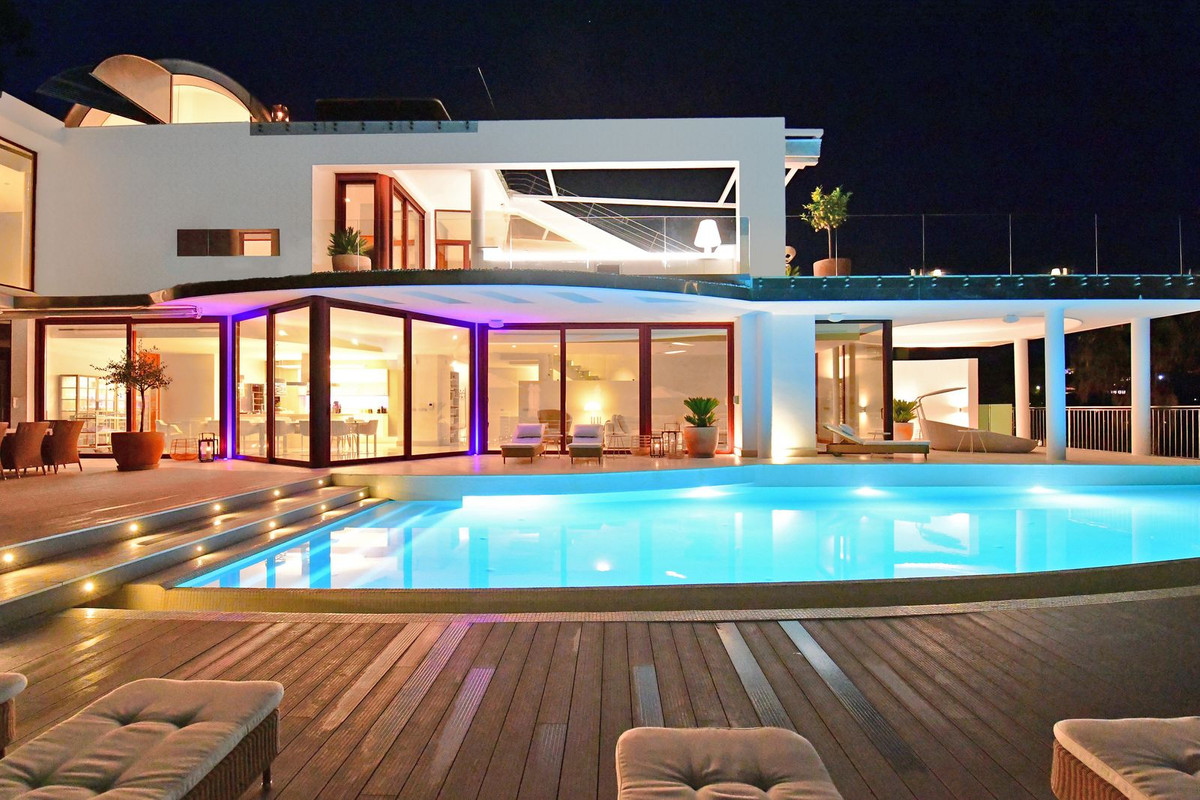 Villa in Nueva Andalucia