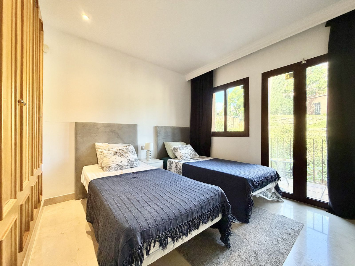 2 Bedroom Apartment in Benahavís - Photo 21