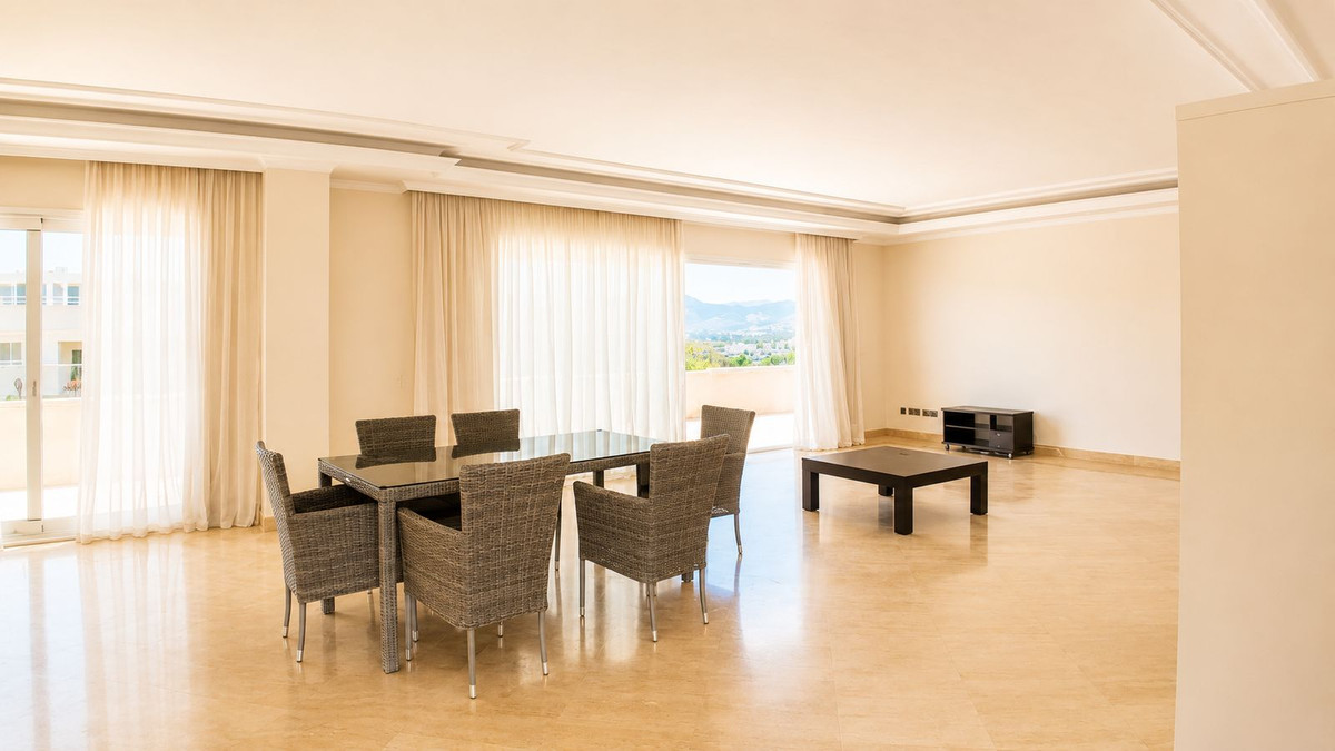 Piso de 4 dormitorios con piscina en Málaga – Foto 13