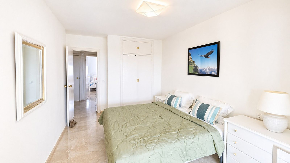 2 Bedroom Apartment in Estepona - Photo 20