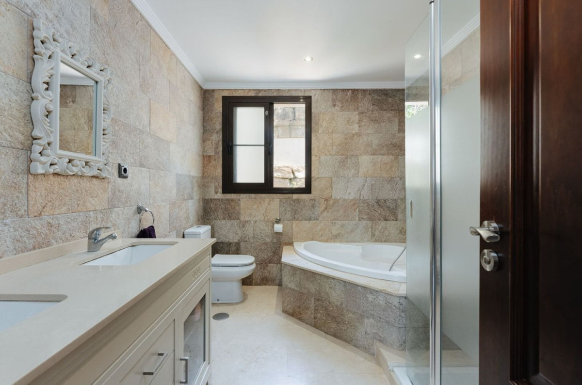 6 Bedroom Villa in Istán - Photo 16