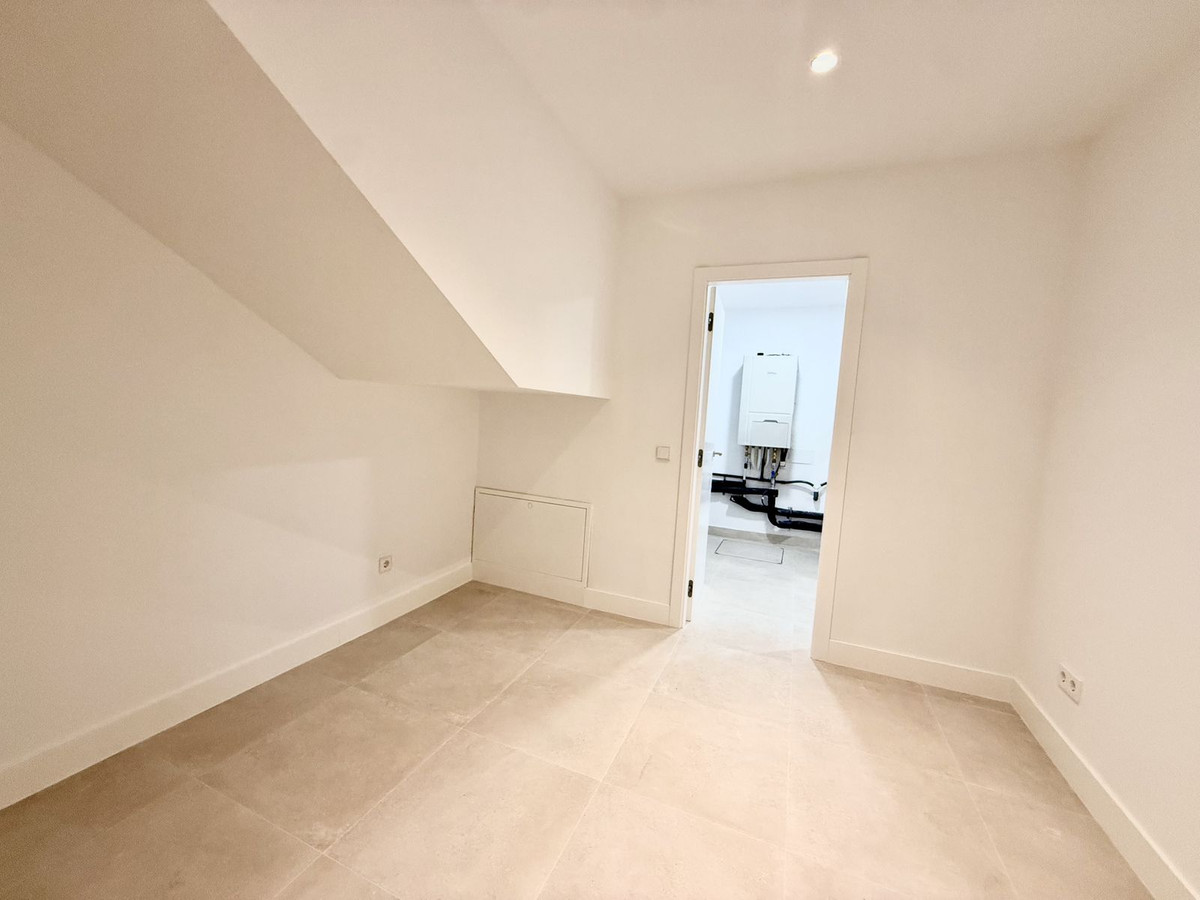 6 Bedroom Villa in Estepona - Photo 41