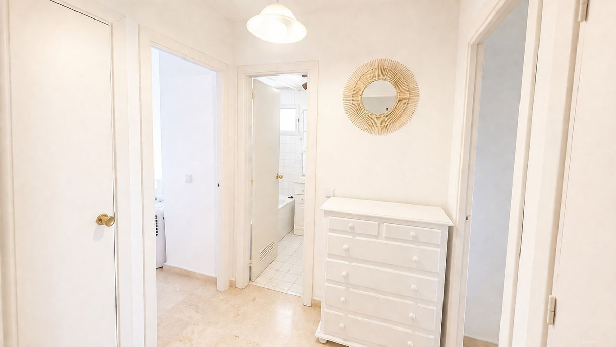 2 Bedroom Apartment in Estepona - Photo 23